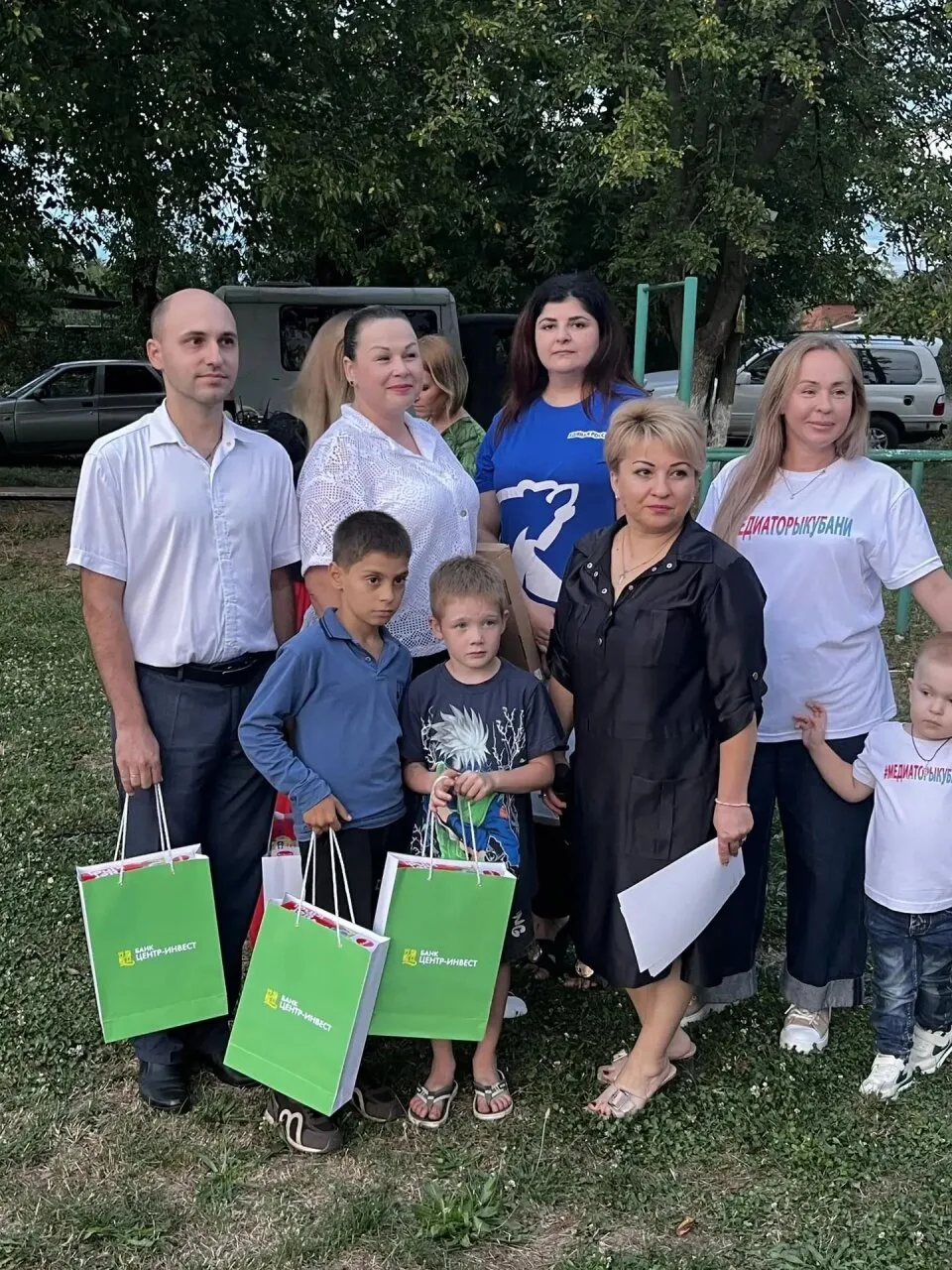 🎒 Активисты "Союза женщин России" провели для детей праздник "Добрые соседи".