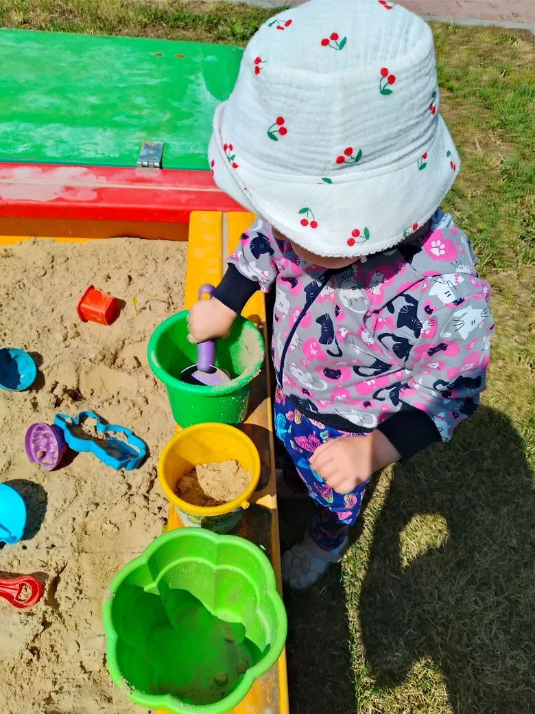 Адаптация детей в младшей группе"Кружочки"
На прогулке🌞 малыши очень любят играть в песочнице.
Игры