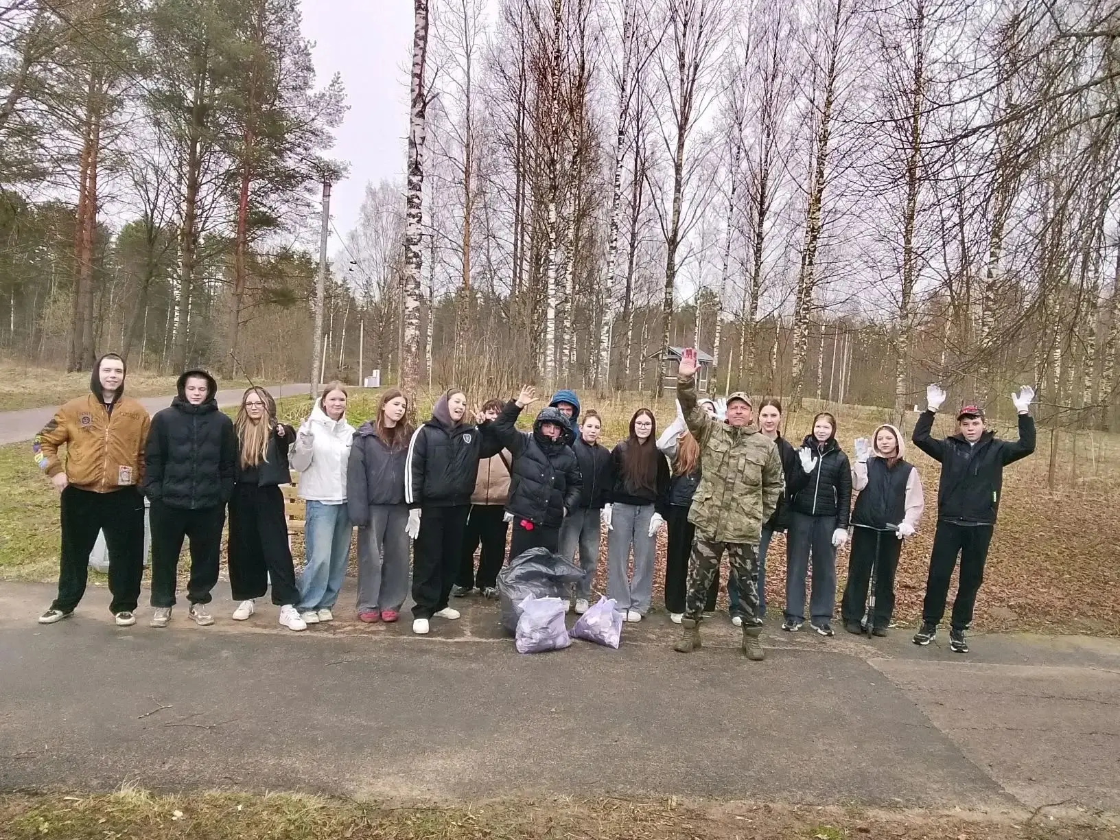 В рамках ежегодно проводимой акции «Чистая среда» в школе проведен субботник по уборке пришкольной т