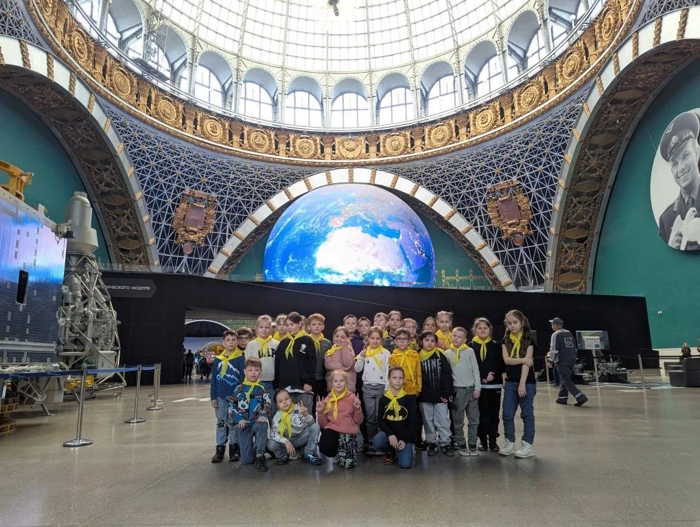 🚀 ВДНХ, космос и наши второклассники!  2«Б» и 2«В» побывали в центре «Космонавтика и авиация» и верн