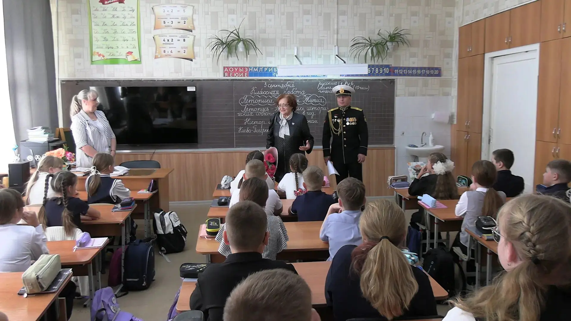 День в МБОУ СОШ 15 был особенным, к нам в гости приехал участник СВО, наш выпускник Луг...
