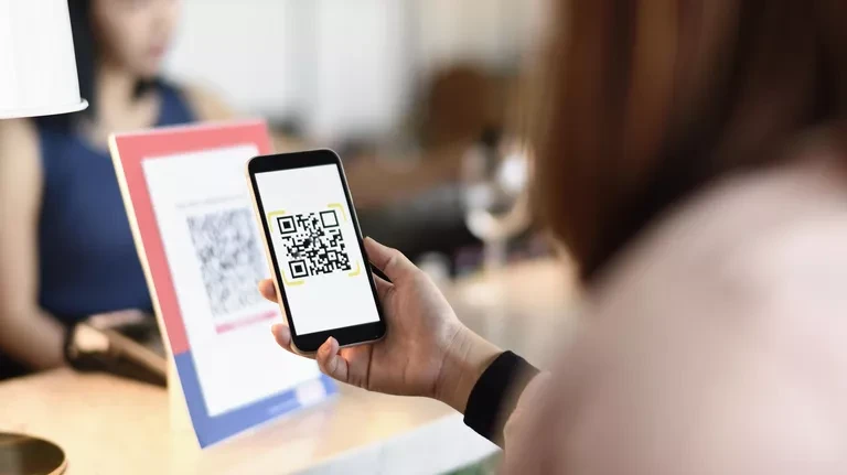 Универсальный QR-код для оплаты появится в России

В магазинах и ресторанах вместо множества наклеек