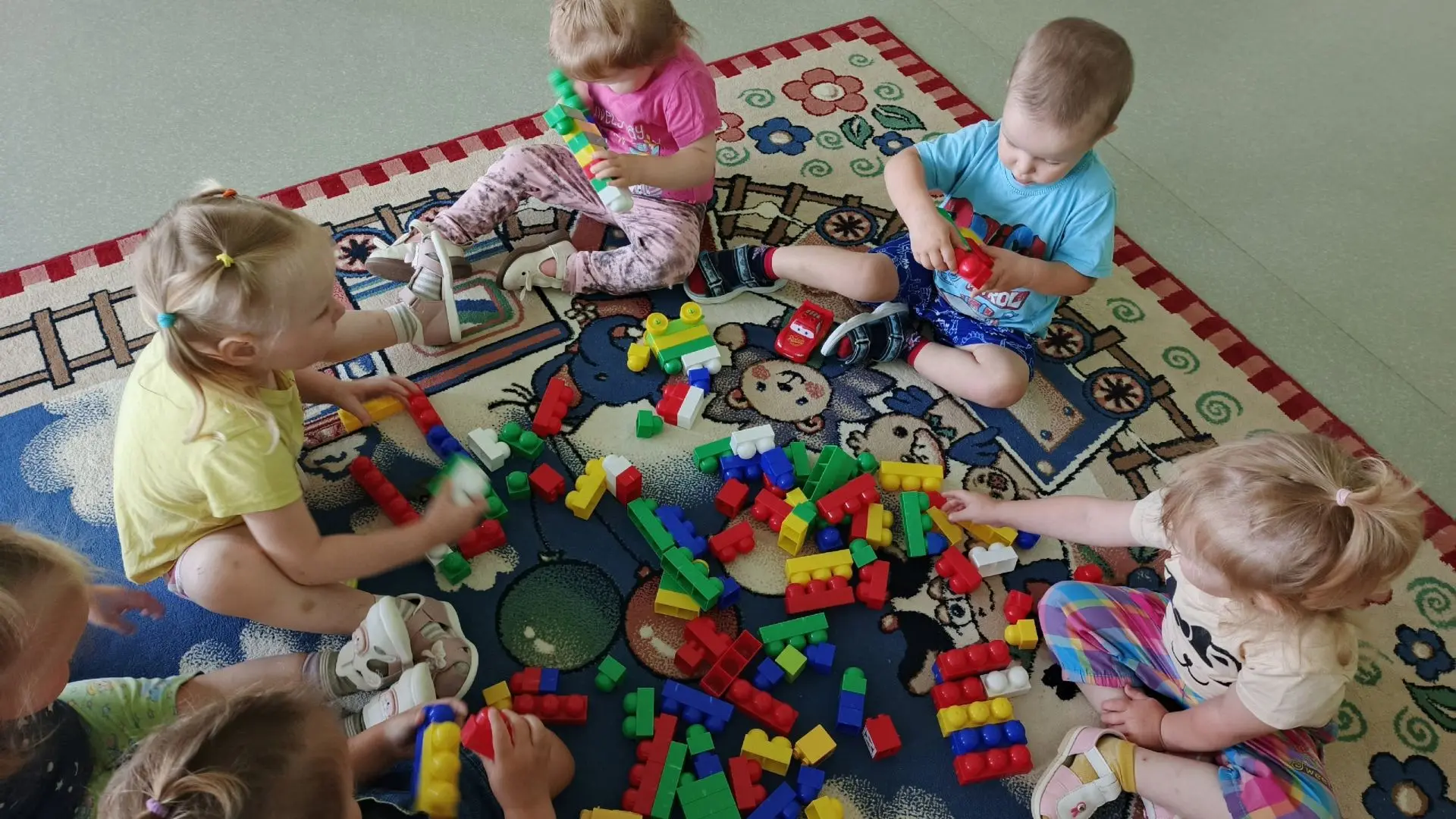 Использование Lego в яслях — это мощный инструмент развития детей раннего возраста (1–3 года). Конст