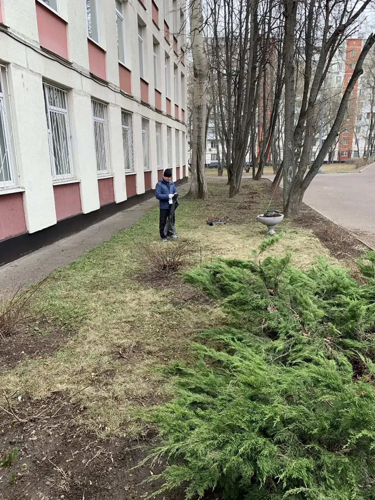Школа — наш второй дом 🌿  С 1 по 28 апреля в Москве проходит традиционный месячник по благоустройств