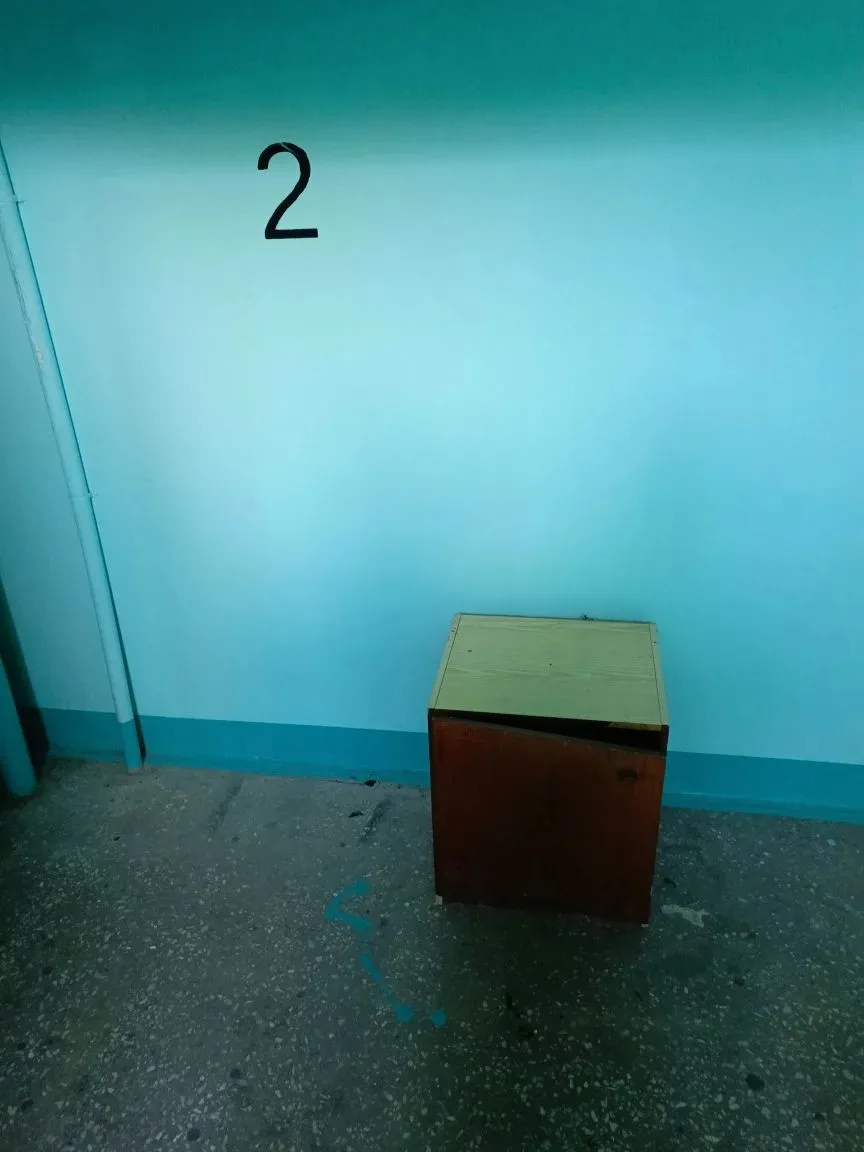 3 подъезд 2 этаж чья тумбочка, срочно уберите.