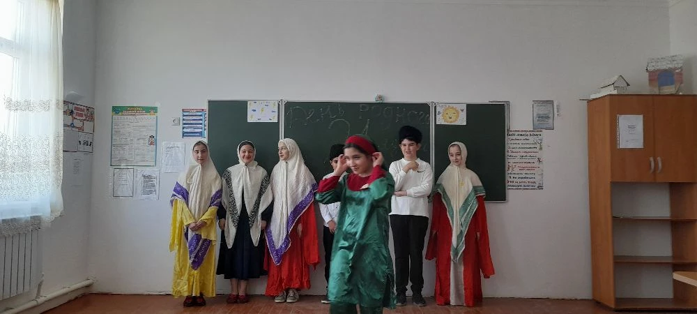 Открытый урок, проведенный учительницей родного языка и литературы Салиховой Р.С. к Меж...