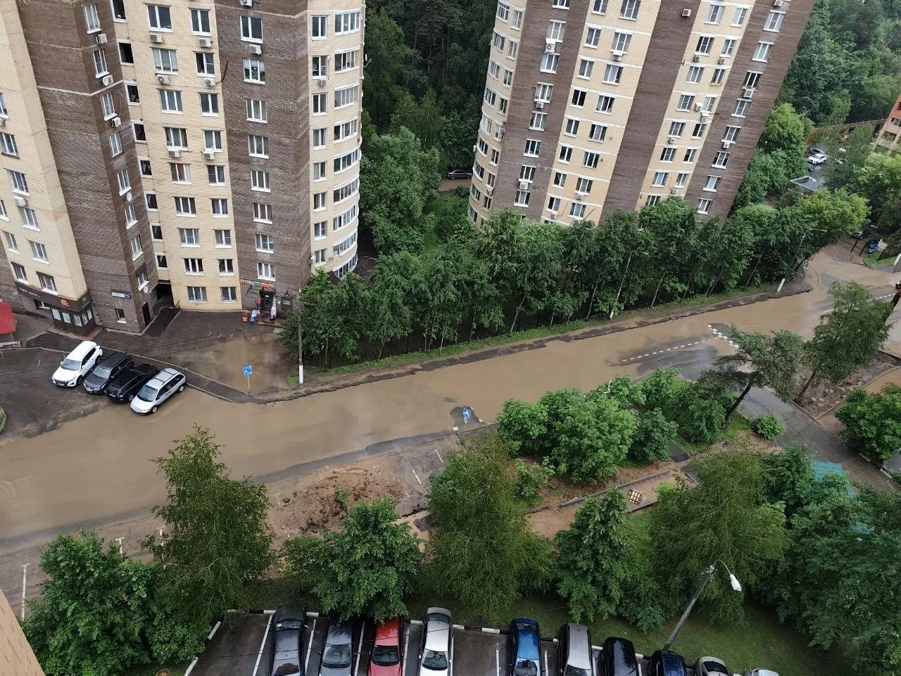 💦 Как только начинается дождь, дорога у дома 10 по улице Лесной превращается в реку. 

Пройти невоз