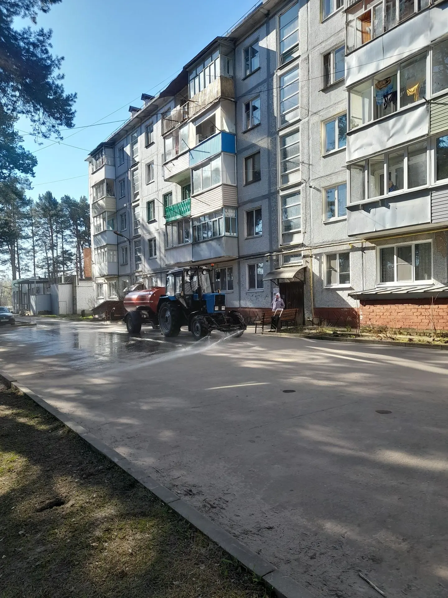 🚜На прошлой неделе управляющая компания ООО"Жилье" провела помывку асфальтового покрыт...