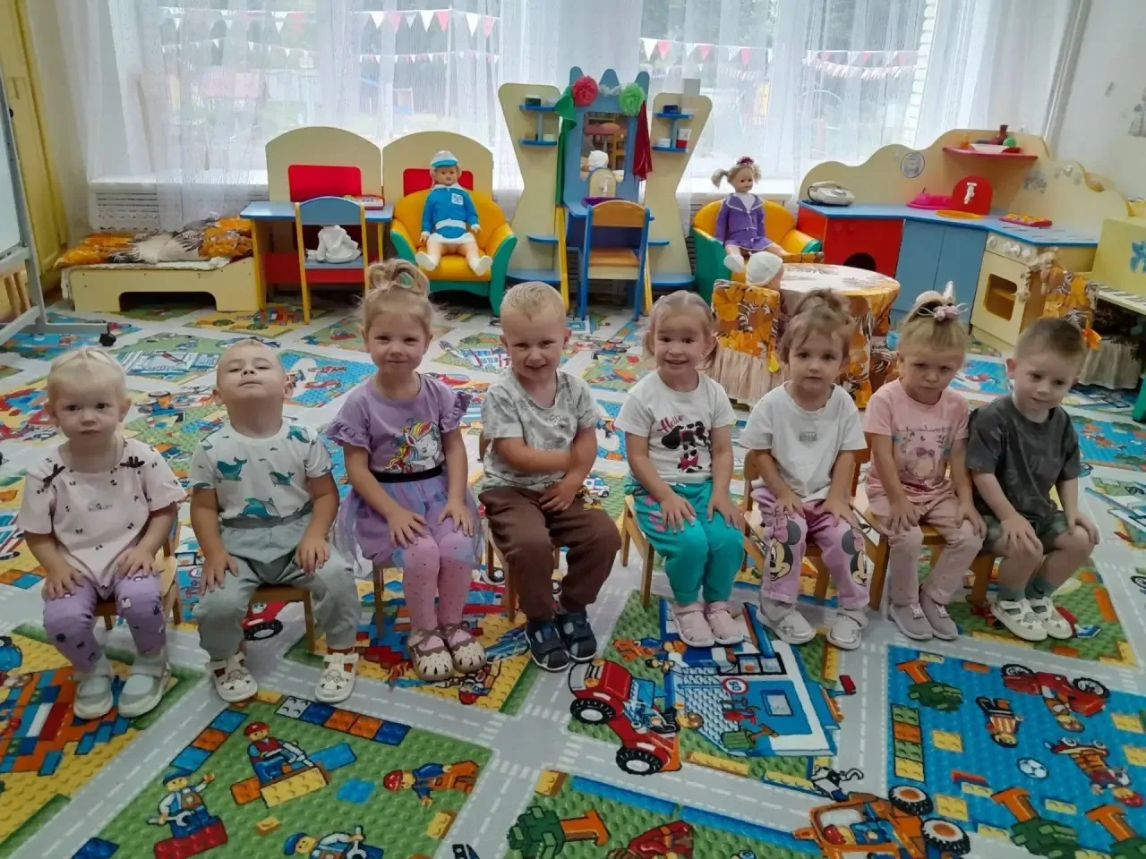 🧸 Важный этап взросления: одеваемся сами!
Во второй  группе раннего возраста , каждый день — это ма