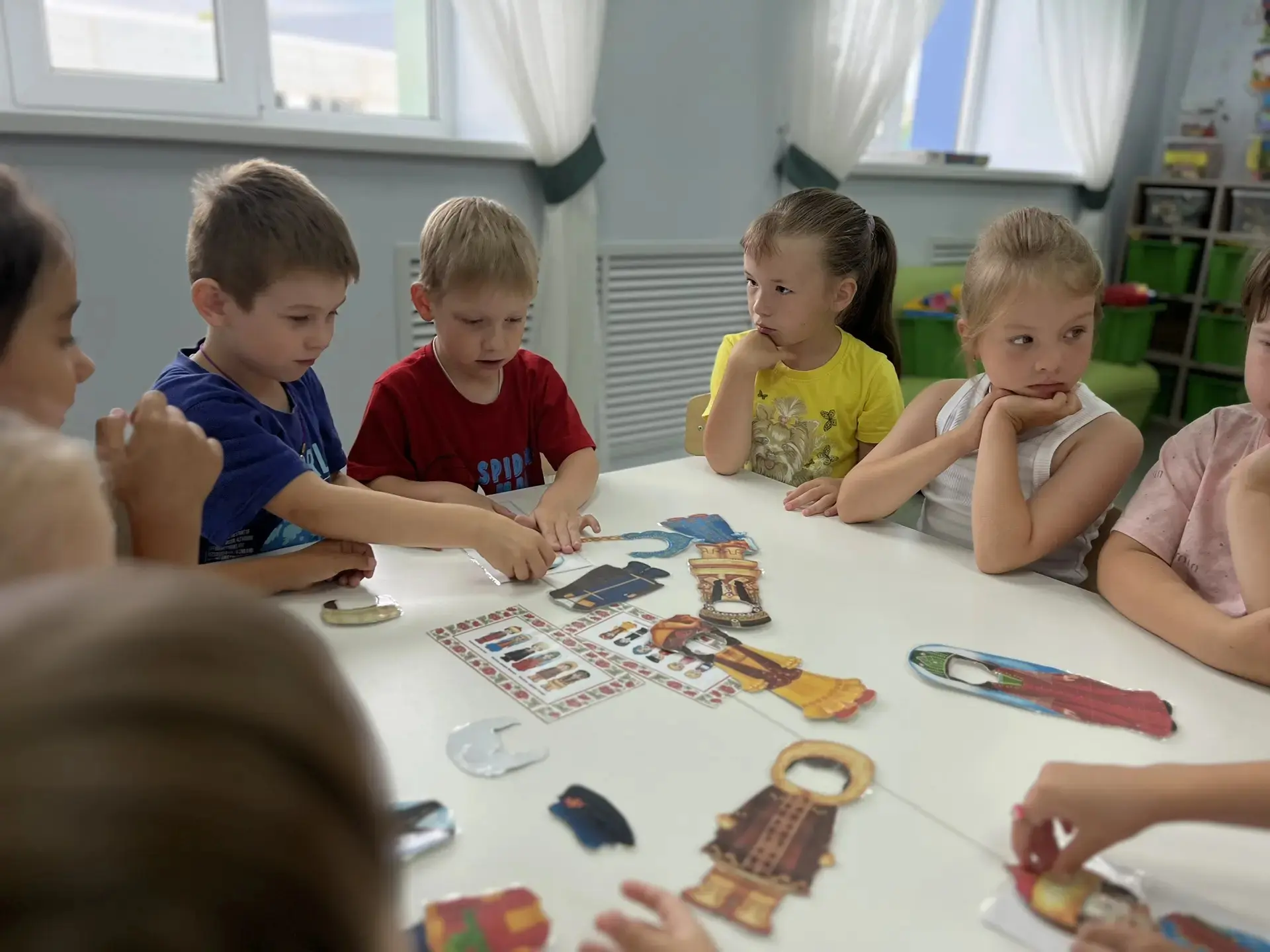 В старшей группе «Ромашки» прошло занятие на тему «Национальный татарский костюм»: дети познакомилис