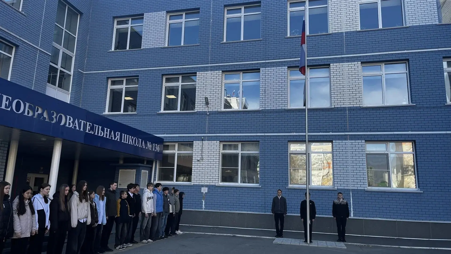 🇷🇺Поднятие Государственного флага РФ и исполнение Гимна - традиция и залог успешной недели! На линей