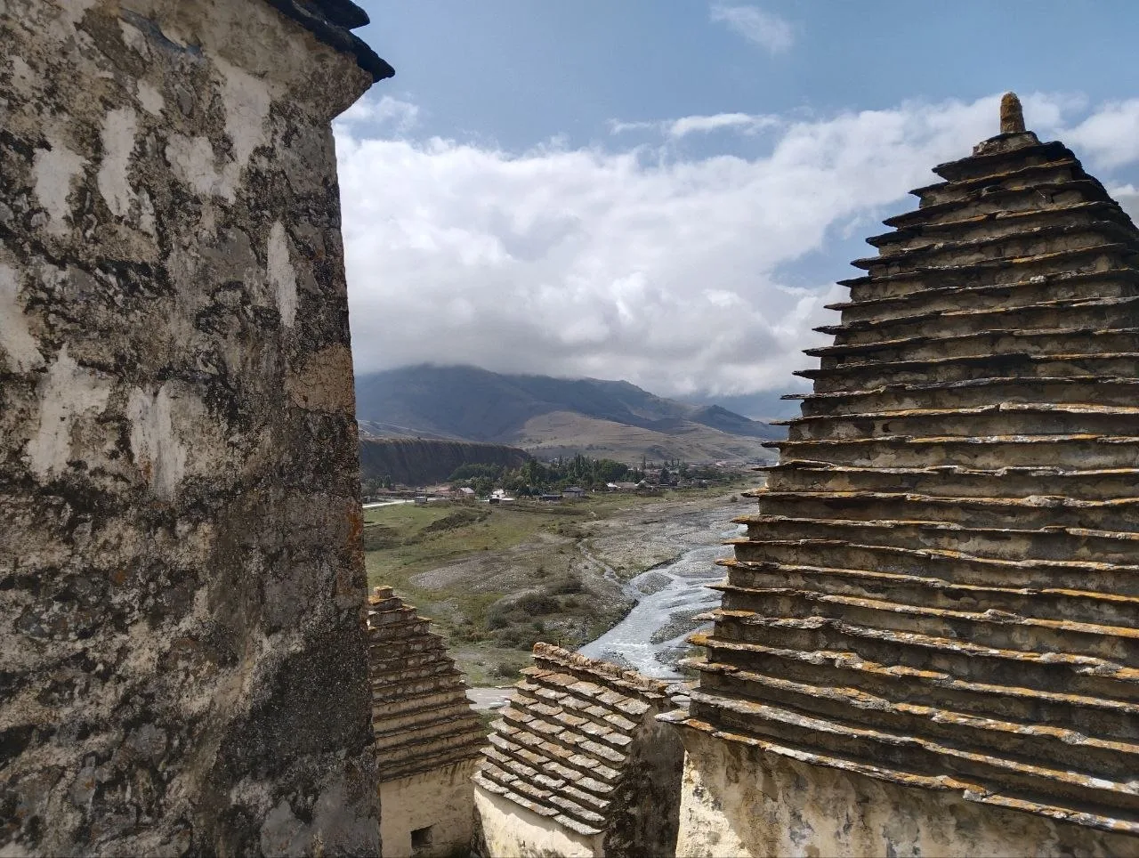 🏞Выходные в Осетии — это...

Утро с чашкой кофе, когда первые лучи солнца касаются горных вершин. 
