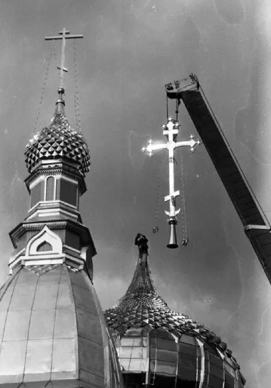 Публикуем архивные фото Красноярска и края. Установка креста на купол храма Архангела М...