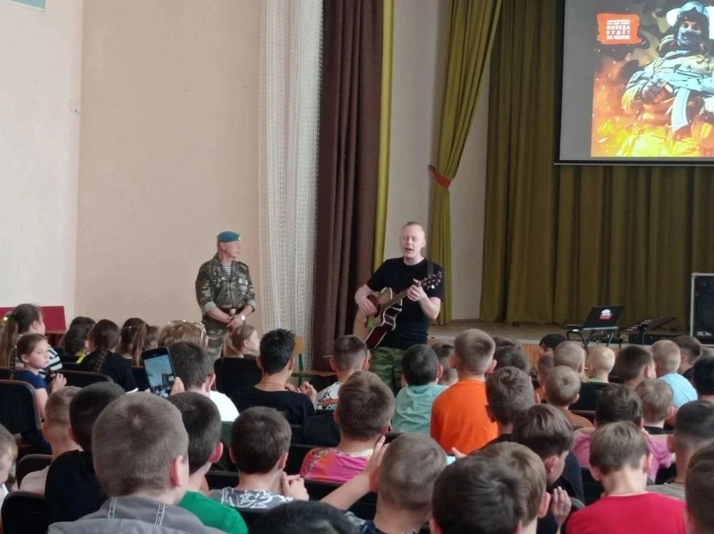 Сегодня в нашем пришкольном лагере прошёл концерт победителя фестивалей военной песни, руководителя 