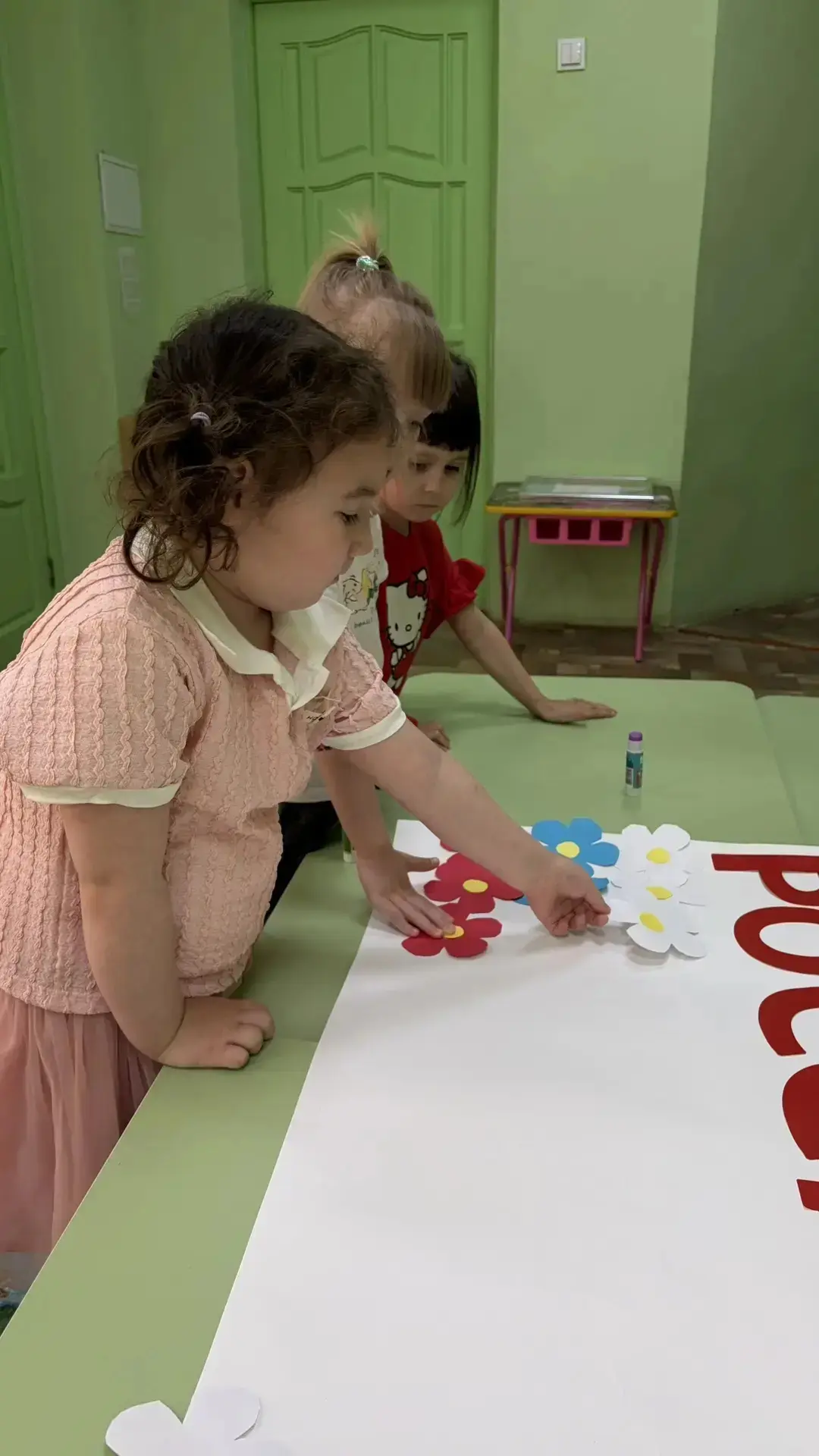 АППЛИКАЦИЯ: «РОССИЙСКИЙ ФЛАГ» 
 **Цель:** 
Познакомить детей с флагом России 🇷🇺 и помочь им создат