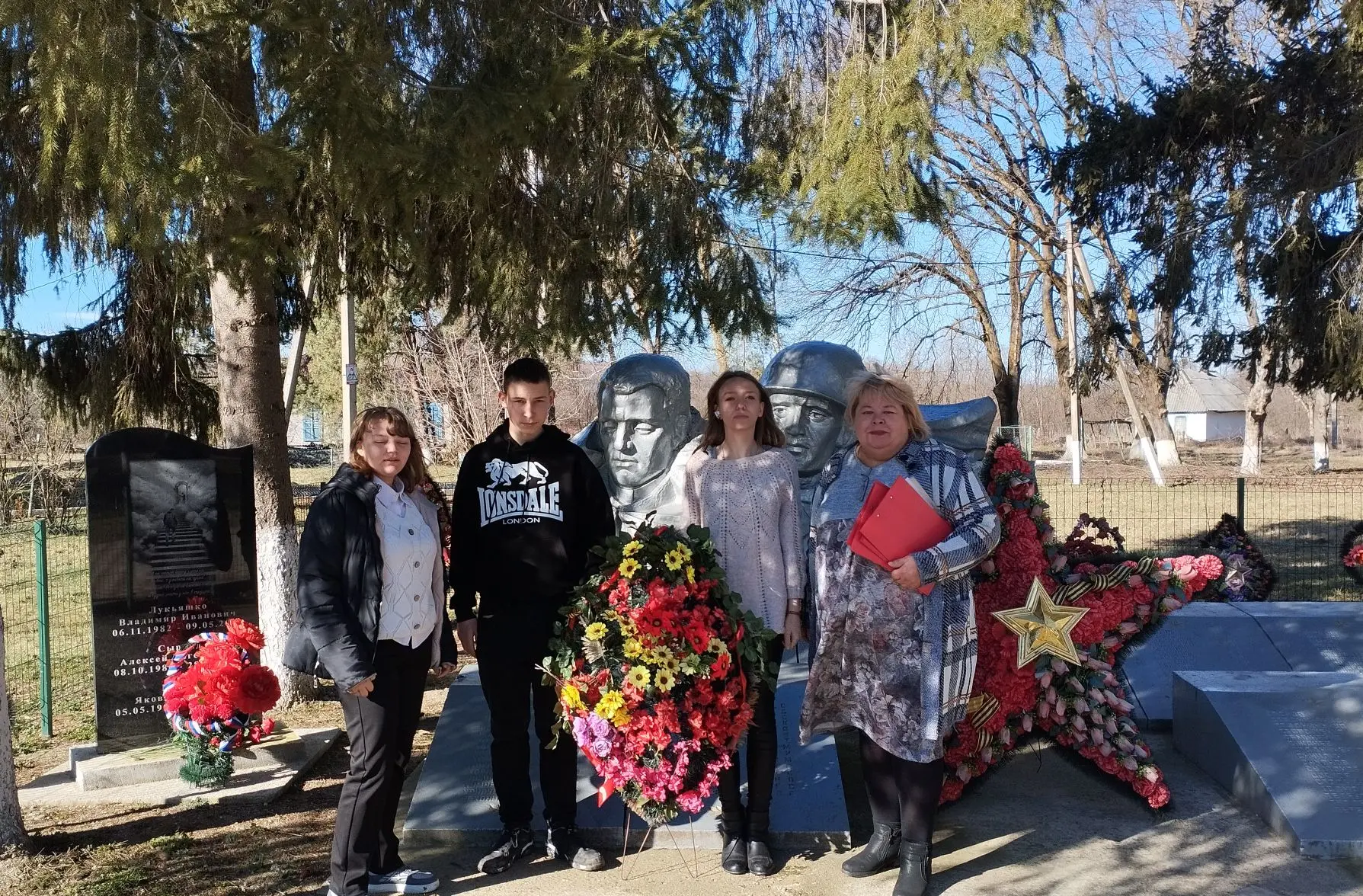 Памятное мероприятие "Возложение венка к памятному знаку "Погибшим землякам" ко Дню защ...