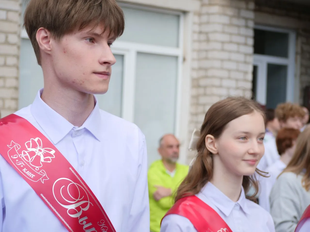 Многие школьники и их родители с бОльшим волнением ждут именно Последнего Звонка 9 класса. Почему? П