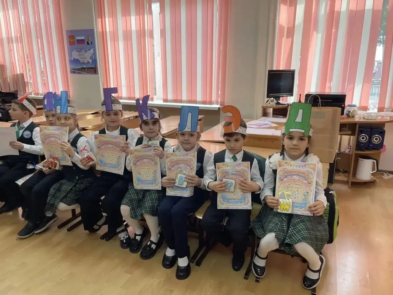 А Б В Г Д 📚😜  В 1-А классе празднично отметили окончание изучения азбуки! 🤩  Это значимое событие пр