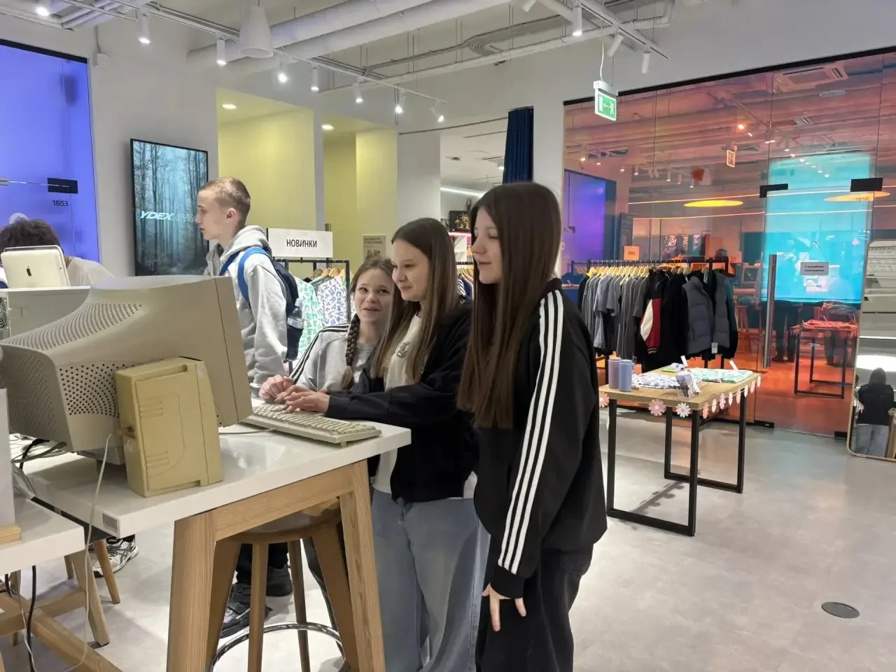 7 «В», 8 «В» ,8 «Е» классы посетили Яндекс Музей ⚙️  🏛 В дни школьных каникул ученики нашей школы со