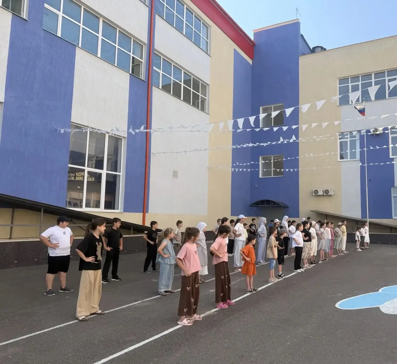 Сегодня в нашем весёлом пришкольном лагере «Звездочка» утро началось с заряженной зарядки! Ребята др
