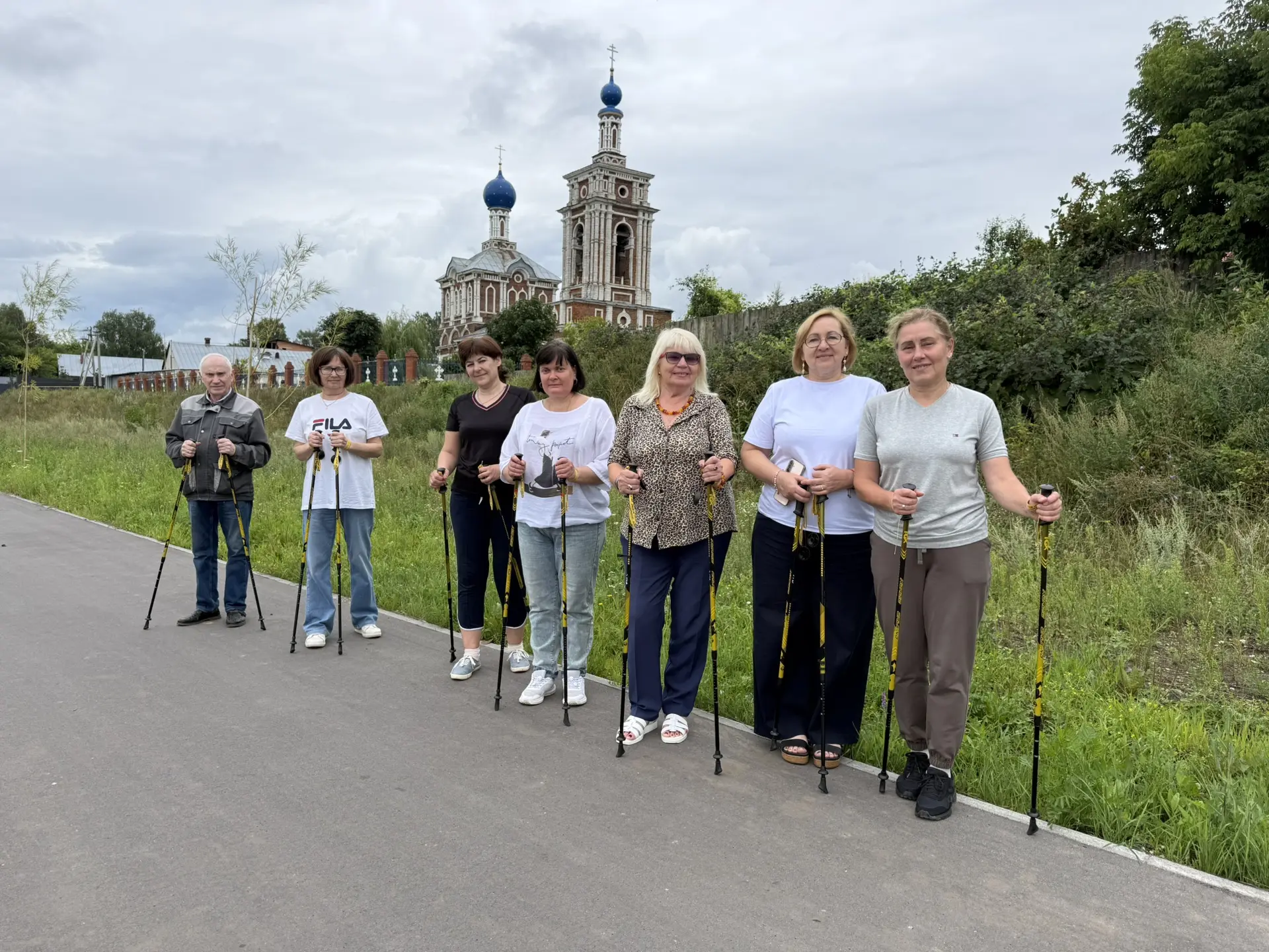 ✨Сегодня в Нерском парке прошло очередное занятие по северной ходьбе.