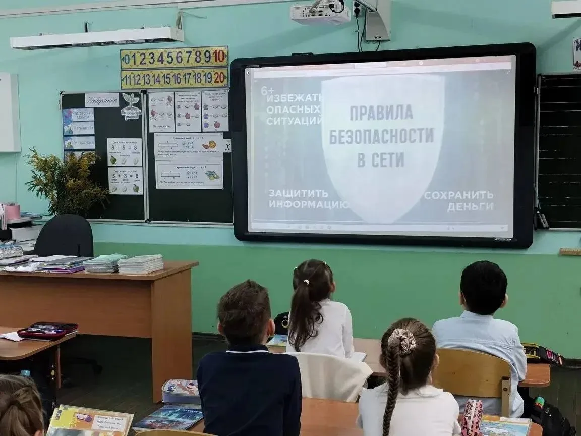 🇷🇺 Традиционная церемония поднятия Государственного флага и исполнение гимна РФ задали правильный,па