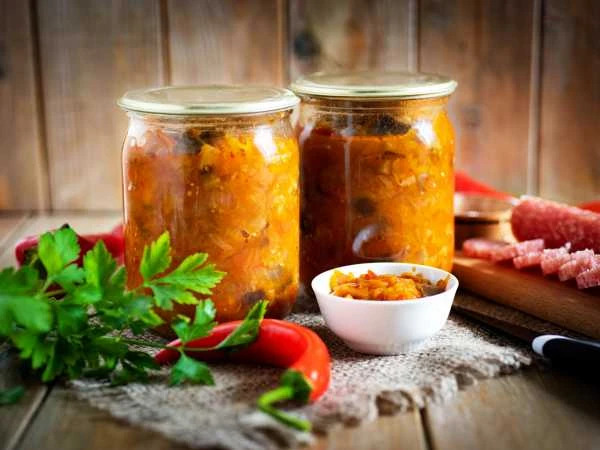 СОЛЯНКА С КАПУСТОЙ И БАКЛАЖАНАМИ

Ингредиенты:
Капуста — 300 г
Морковь — 300 г
Лук — 250 г
Перец бол
