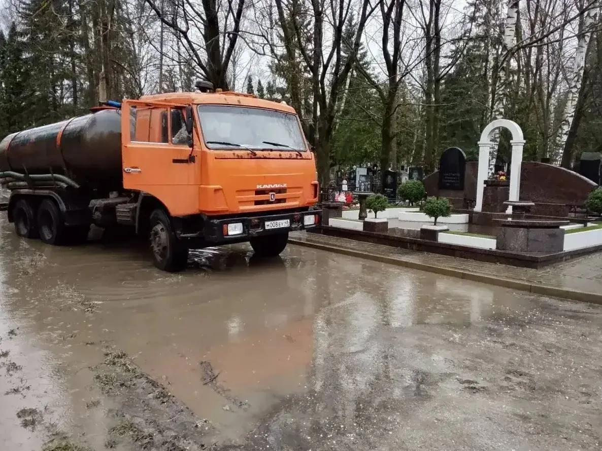 На Городском кладбище Липецка устраняют подтопление  После сильного дождя вода скопилась на отдельны