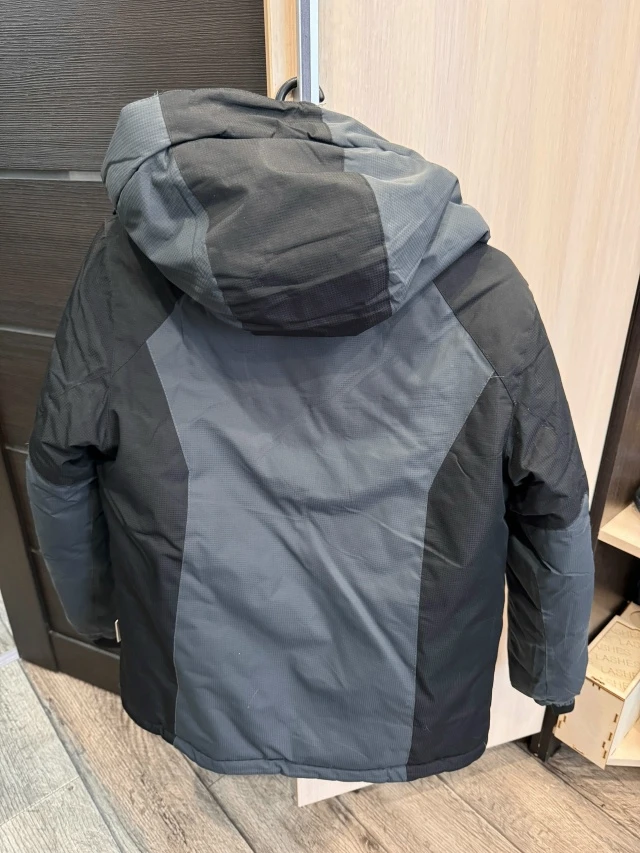 Продам две зимние куртки . Рост 140-152. В хорошем состоянии. Короткой куртке есть еще ...