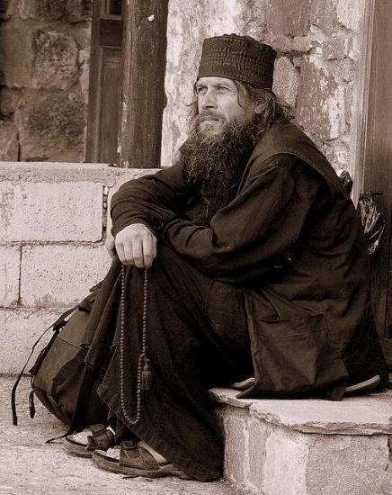 Кто молится устами, а о душе небрежет и сердца не хранит, такой человек молится воздуху...