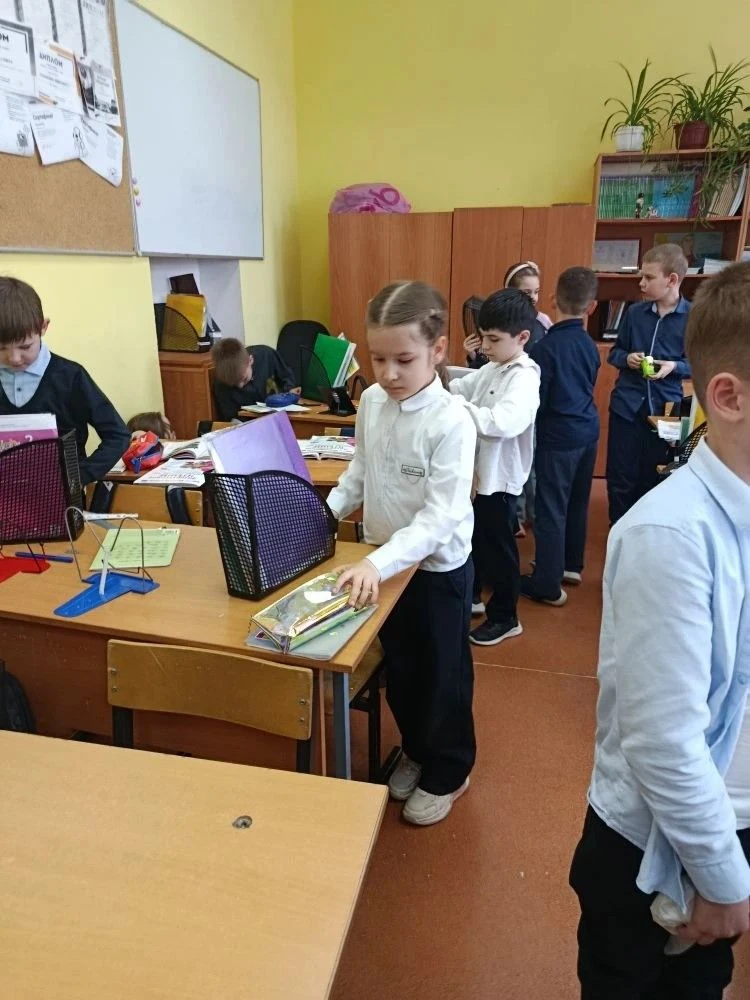 🧹 Школьный субботник: чистота начинается с нас!  В нашей школе прошёл традиционный субботник. Ученик