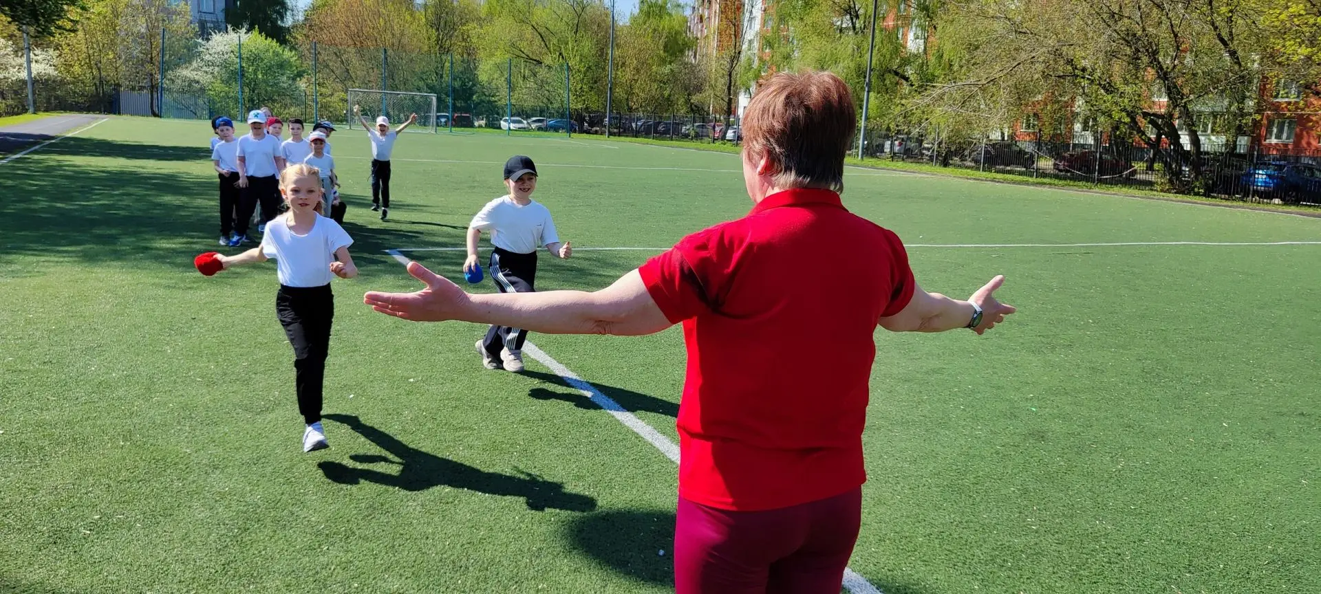 БЕГОМ НА УРОК!  🤸 На уроке физкультуры у 1 «Г» с Сарой Ризовной Стасенко скучать точно некогда! Ребя