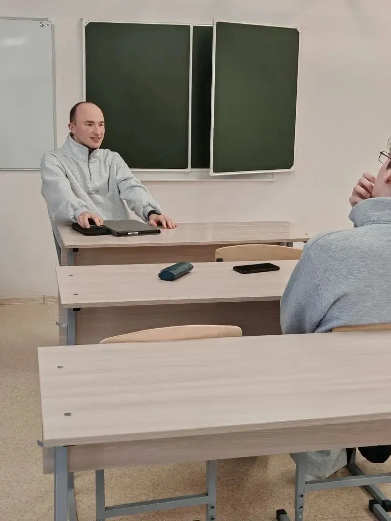 🎓 Встреча с выпускником школы: разговор о профессии и жизненном пути  Вчера в гости к ученикам 10А к