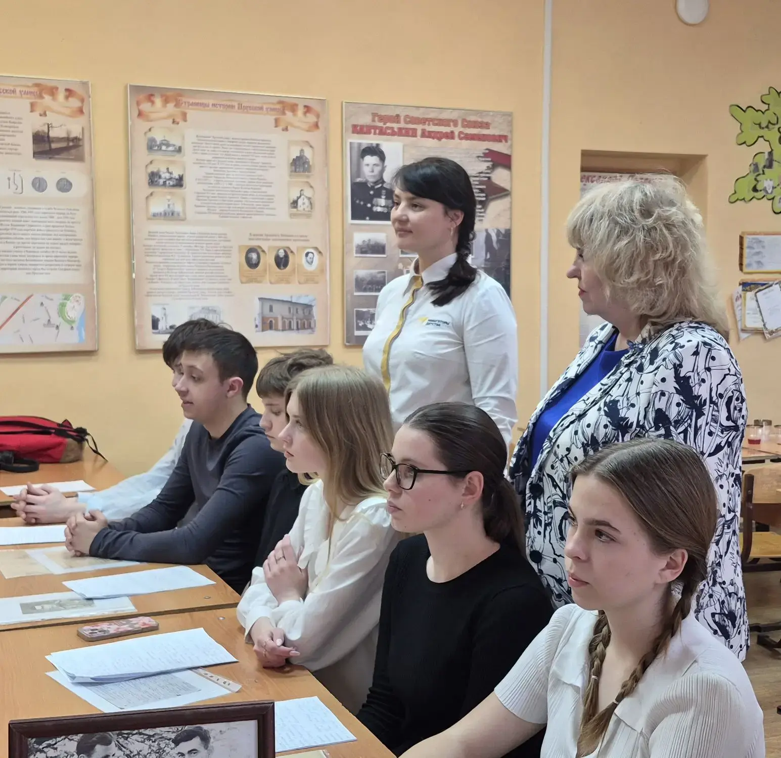 Сегодня произошло важное и трогательное событие. Телемост соединил поисковый отряд «Бюро находок» с 