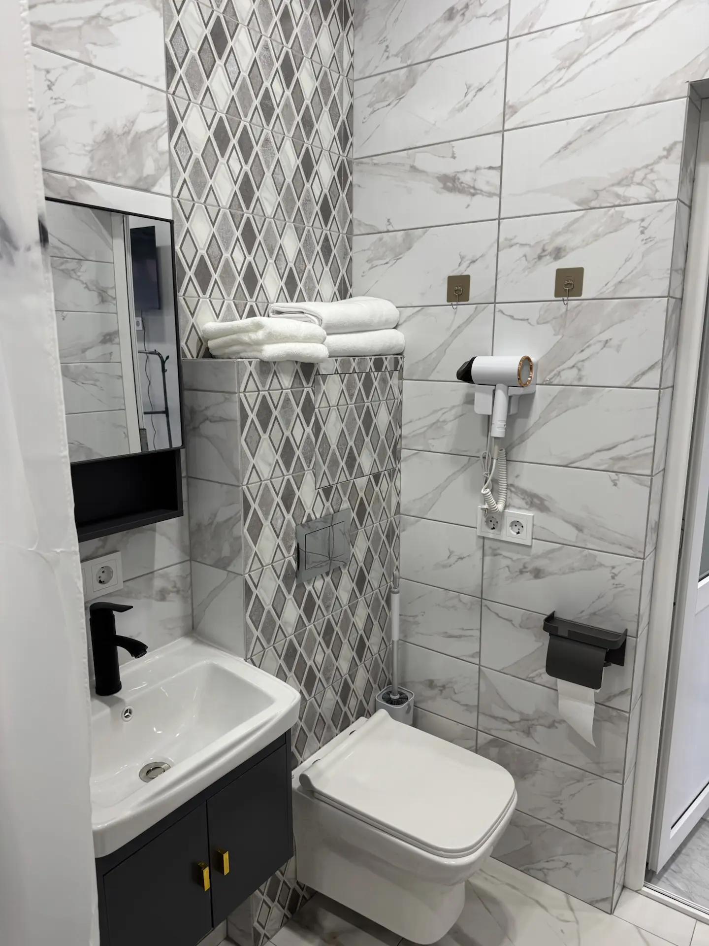#ЦАНДРИПШ Песочная 31, Амзара  🏡 Гостевой дом «Сан‑Тропе» — отдых у моря с видом на горы!  Всего 7 м