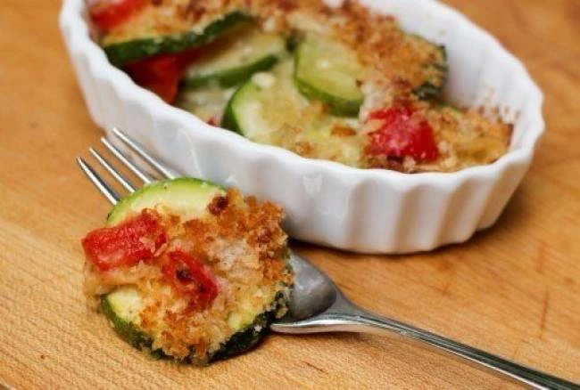 Запеканка с кабачками и курицей

Ингредиенты:
- Куриная грудка — 400-450 г
- Полутвердый сыр — 50 г
