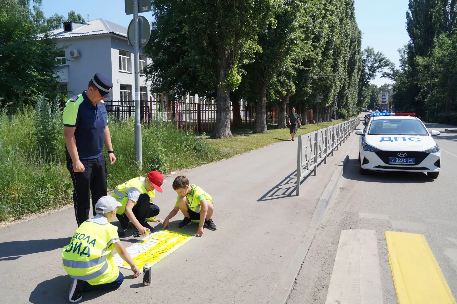 🙇 Школьники создают граффити дорожной безопасности 
 
В Липецке проходит акция «Внимание, дети!». В