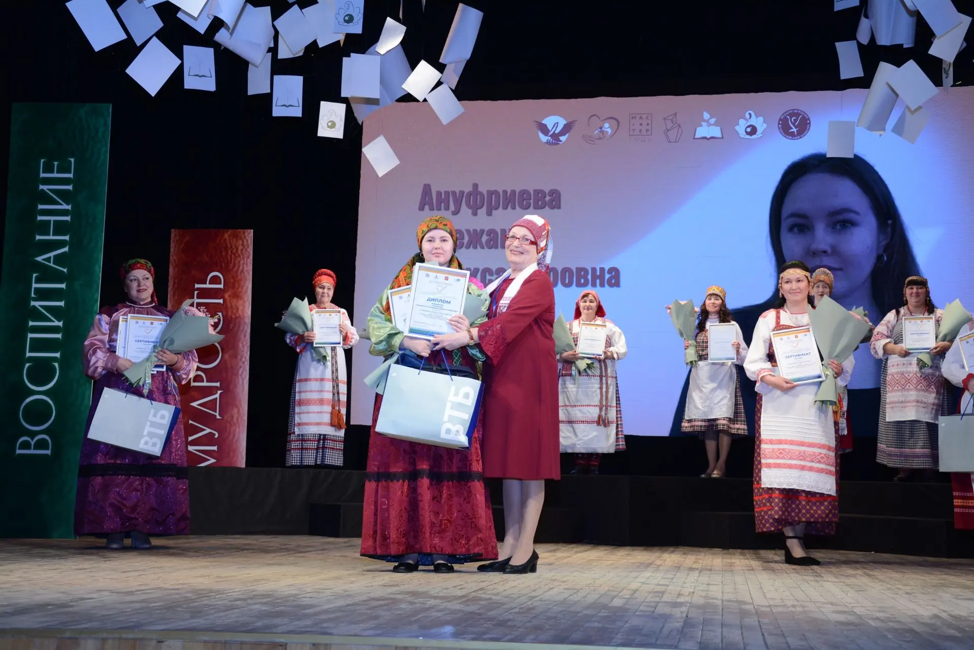 В Сыктывкаре наградили лучших педагогов республики👏👏👏  В Национальном музыкально-драматическом театр