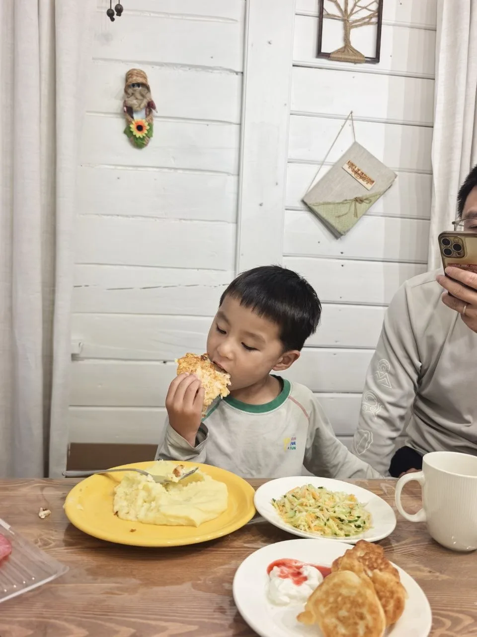 Маленький гурман из Китая очень доволен ужином! 😋