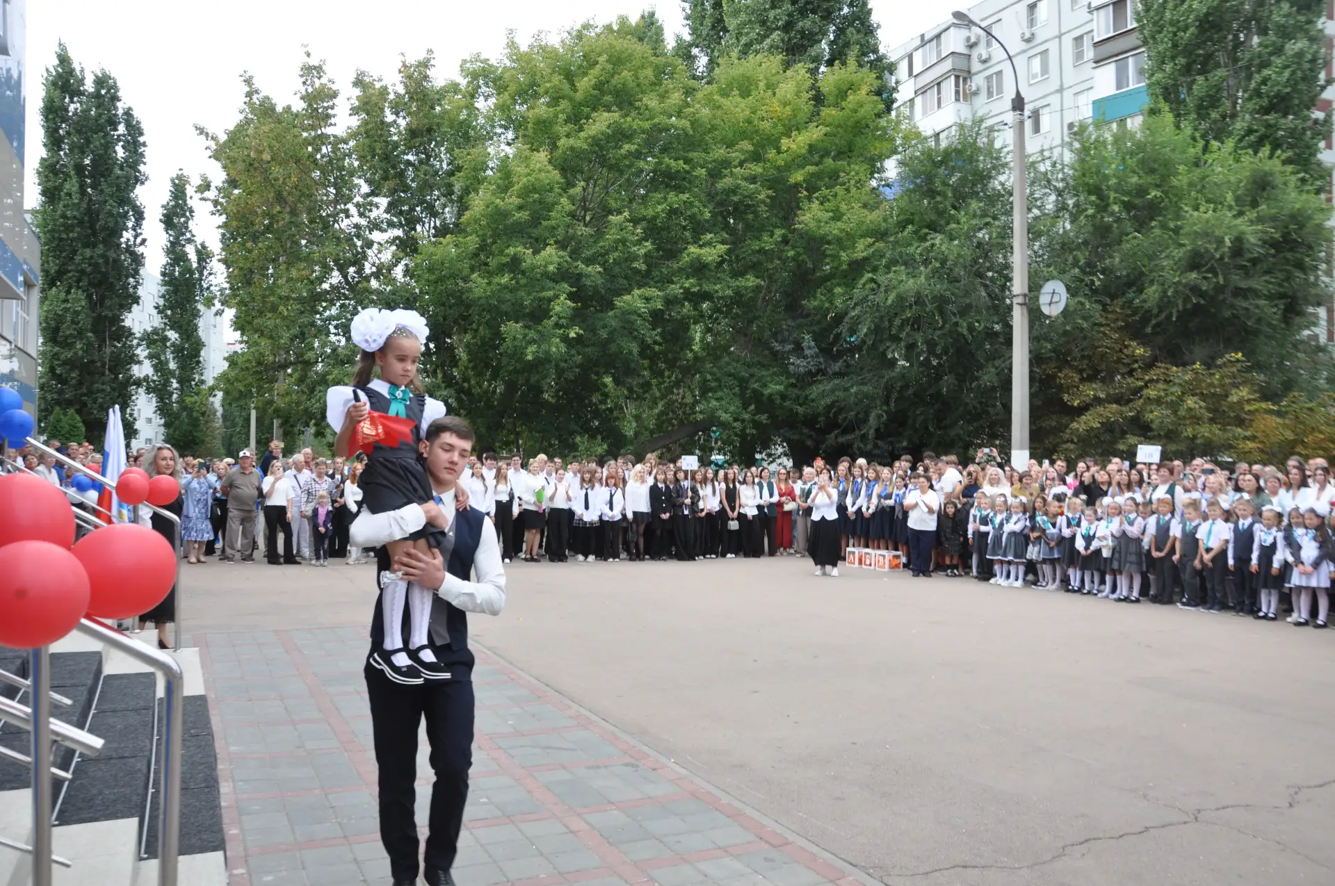 После летних каникул школа № 25 вновь ожила, наполнившись звонкими голосами и суетой! 1...