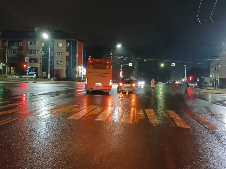 Автобус и легковушка наехали на пешехода в центре Братска