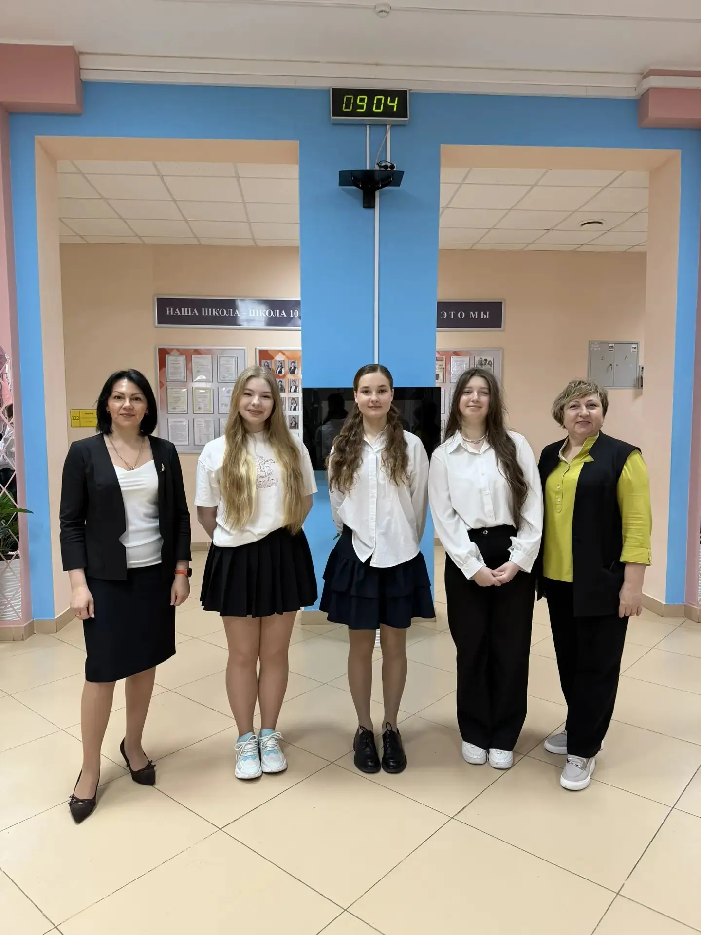 Один день с ДИРЕКТОРОМ 👔👩🎓

Сегодня в нашей школе стерлись границы между партой и директорским кр