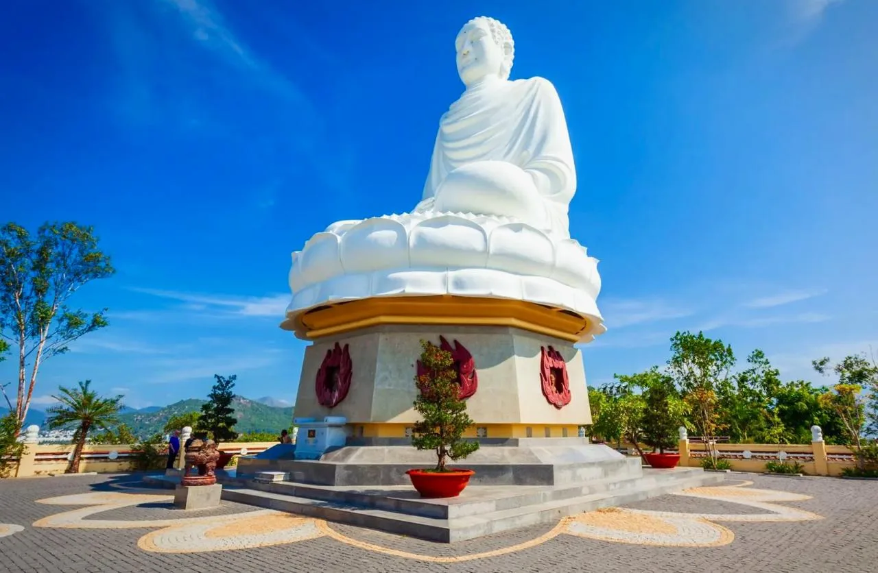 Пагода Лонг Шон в Нячанге, Вьетнам 🇻🇳  🔹 Пагода Лонг Шон - главный буддийский храм Нячанга, основанн