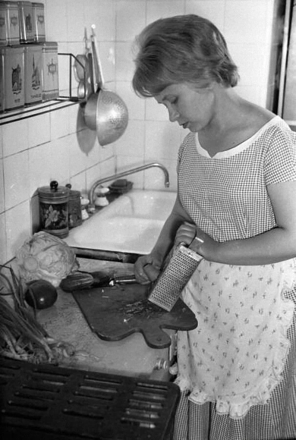 🧂Александра Пахмутова хозяйничает на кухне. 1957 год.