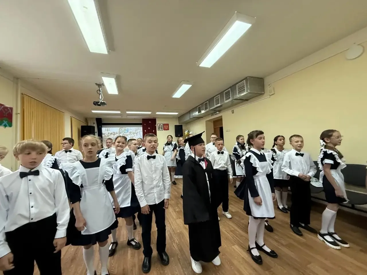 ПРО ШКОЛЬНУЮ ФОРМУ.
Единый стиль одежды создает  деловую обстановку, дисциплинирует, помогает сосред