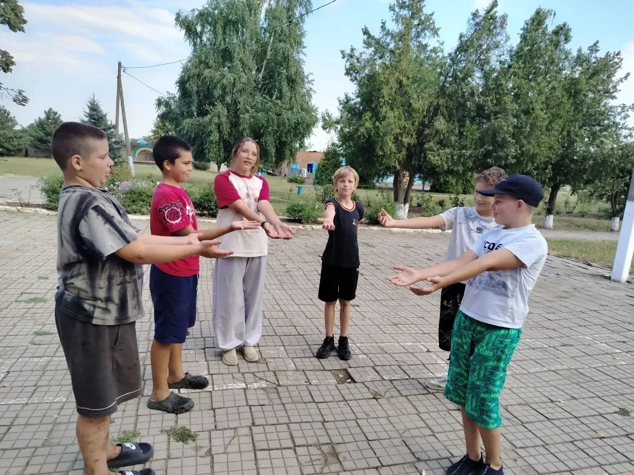Наша вечерняя игровая площадка "Страна летних затей" в МБОУ СОШ №18 продолжает работу!
Вечером ребят
