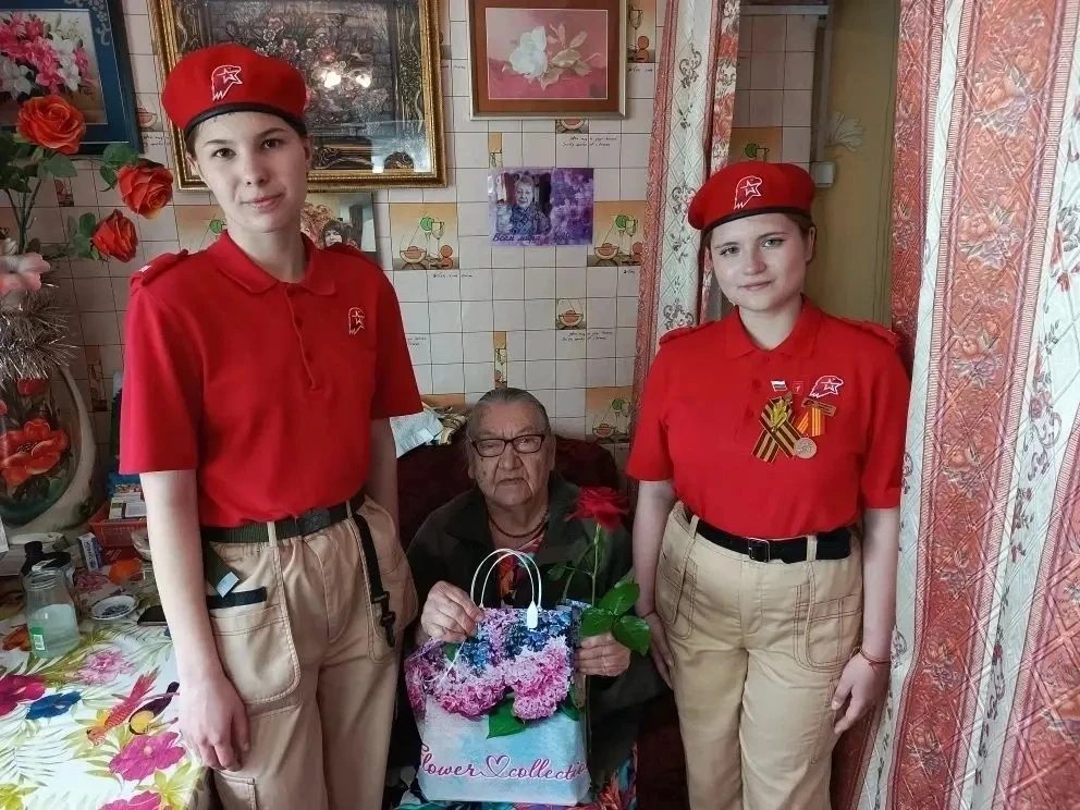 💥Сегодня 9 мая наши юнармейцы, активисты Движения Первых поздравили с праздником Великой Победы и в