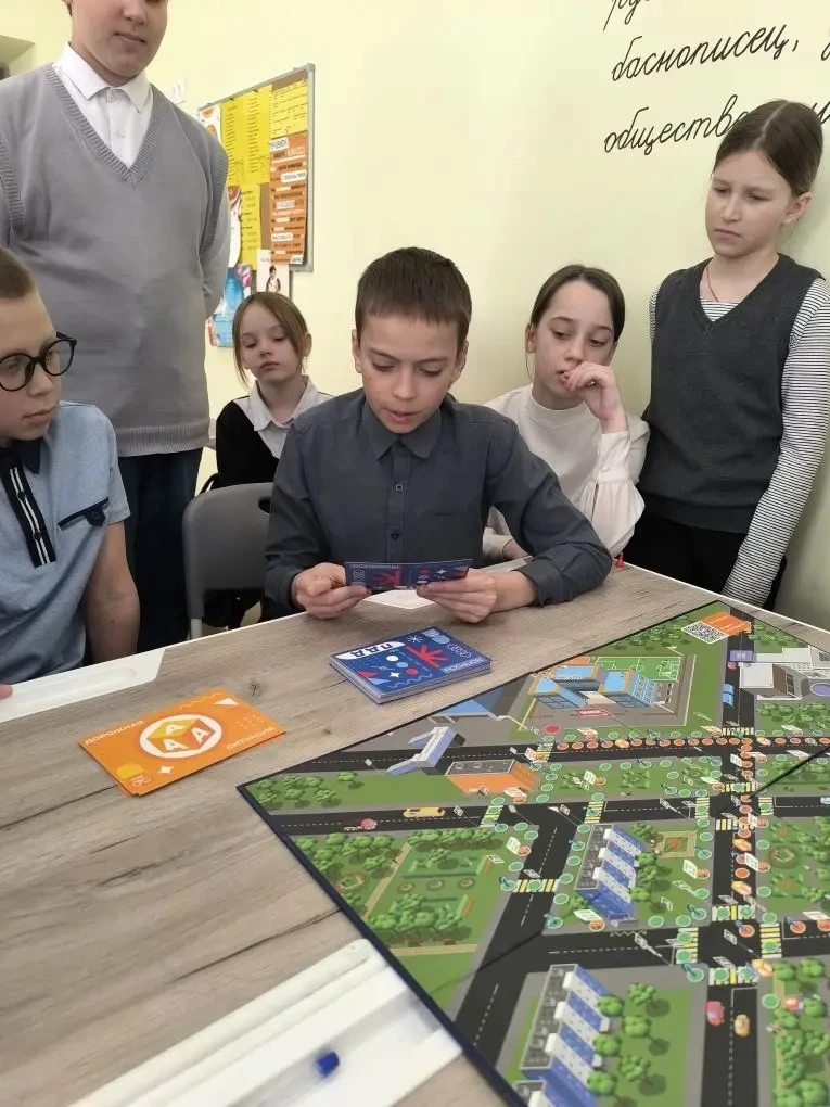 🚦 Квест «В поисках безопасного маршрута»: знания ПДД — в игре и действии! 🚦  Недавно ученики 4‑Д кла