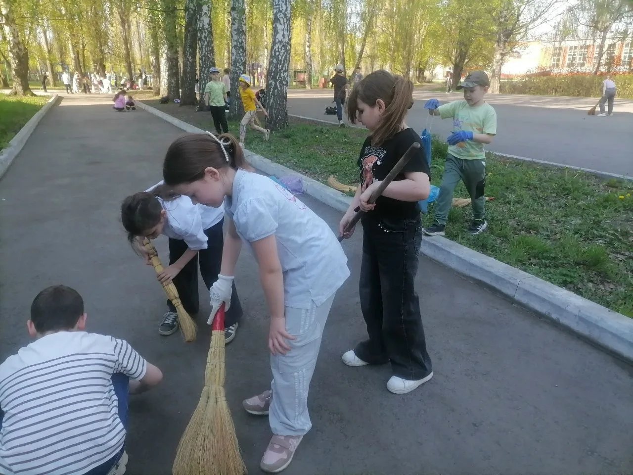 2 А класс в деле#уборкашкольнойтерриритории_школа14 #субботник_школа14