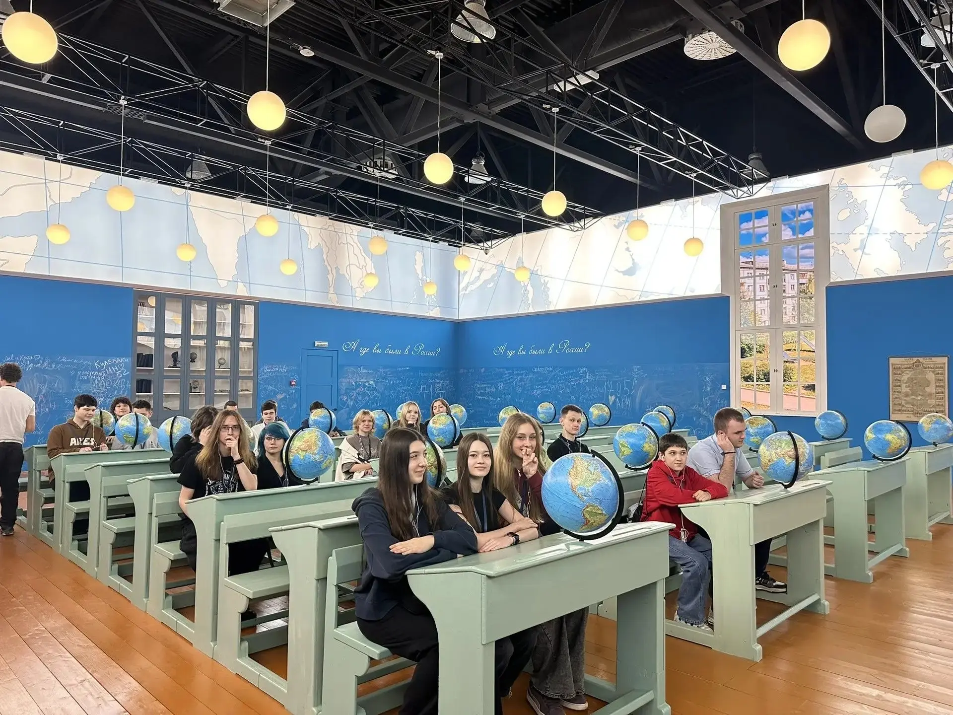 Ученики 7Л, 7 К и 8к,8А, 8Б, 8М, 8Л классов с классными руководителями Беляевой И.А., Ромашкиной С.А